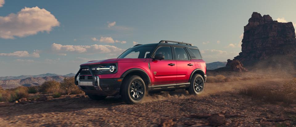 Ford Bronco Sport® 2025 sur un sentier avec des montagnes en arrière-plan