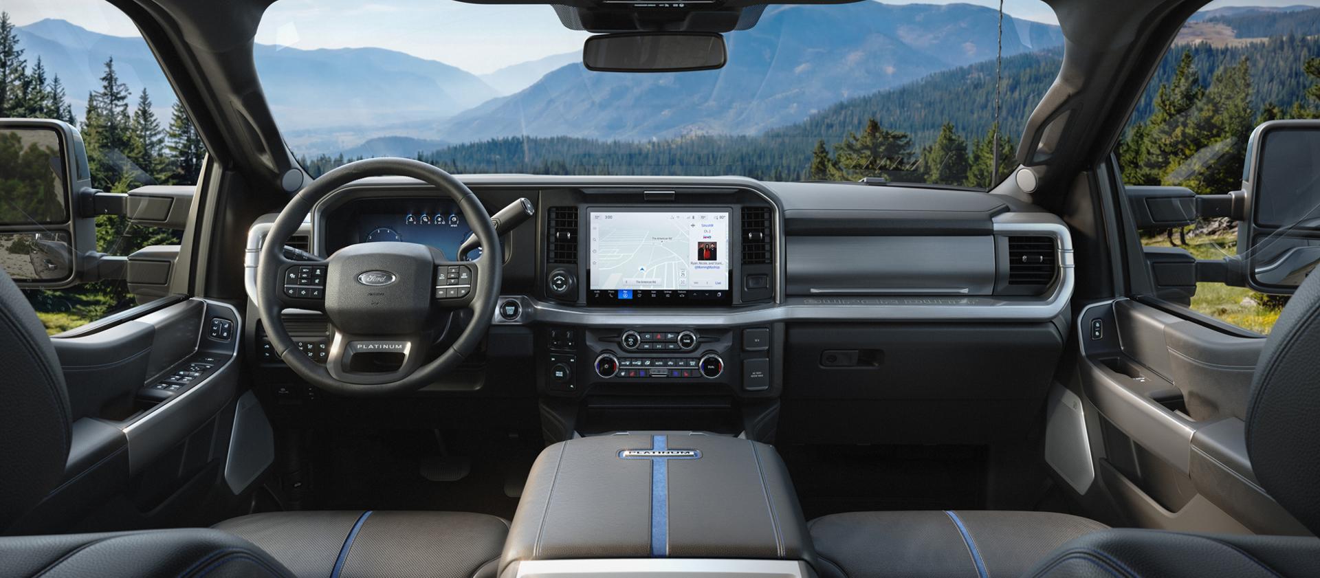 Vue du tableau de bord et de l’intérieur du  modèle Ford Super Duty® F-350® Platinum™ 2027.