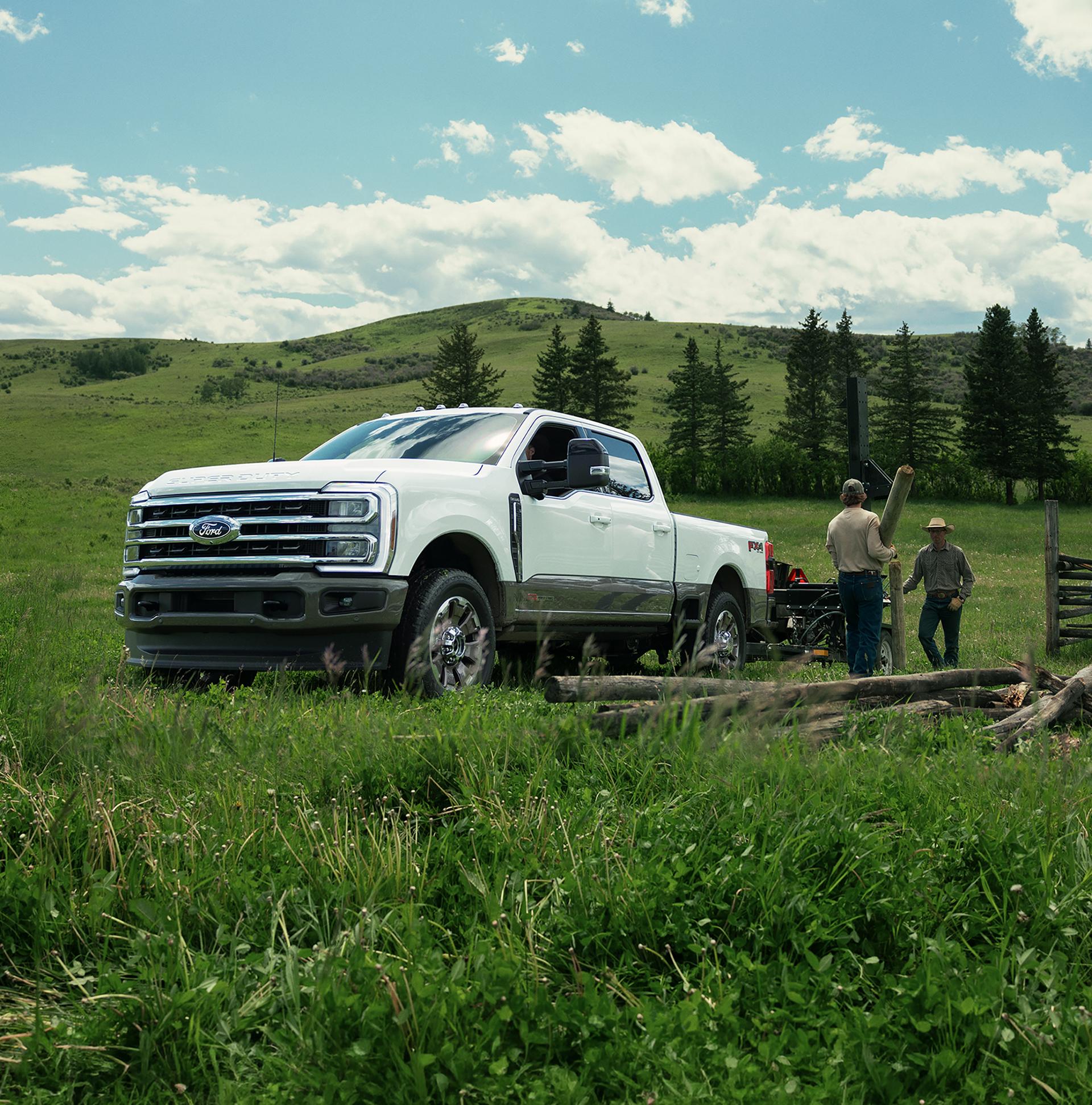 Tableau de bord et vue intérieure de la camionnette Ford Super Duty® F-350® 2027 avec l’ensemble Platinum™ Plus