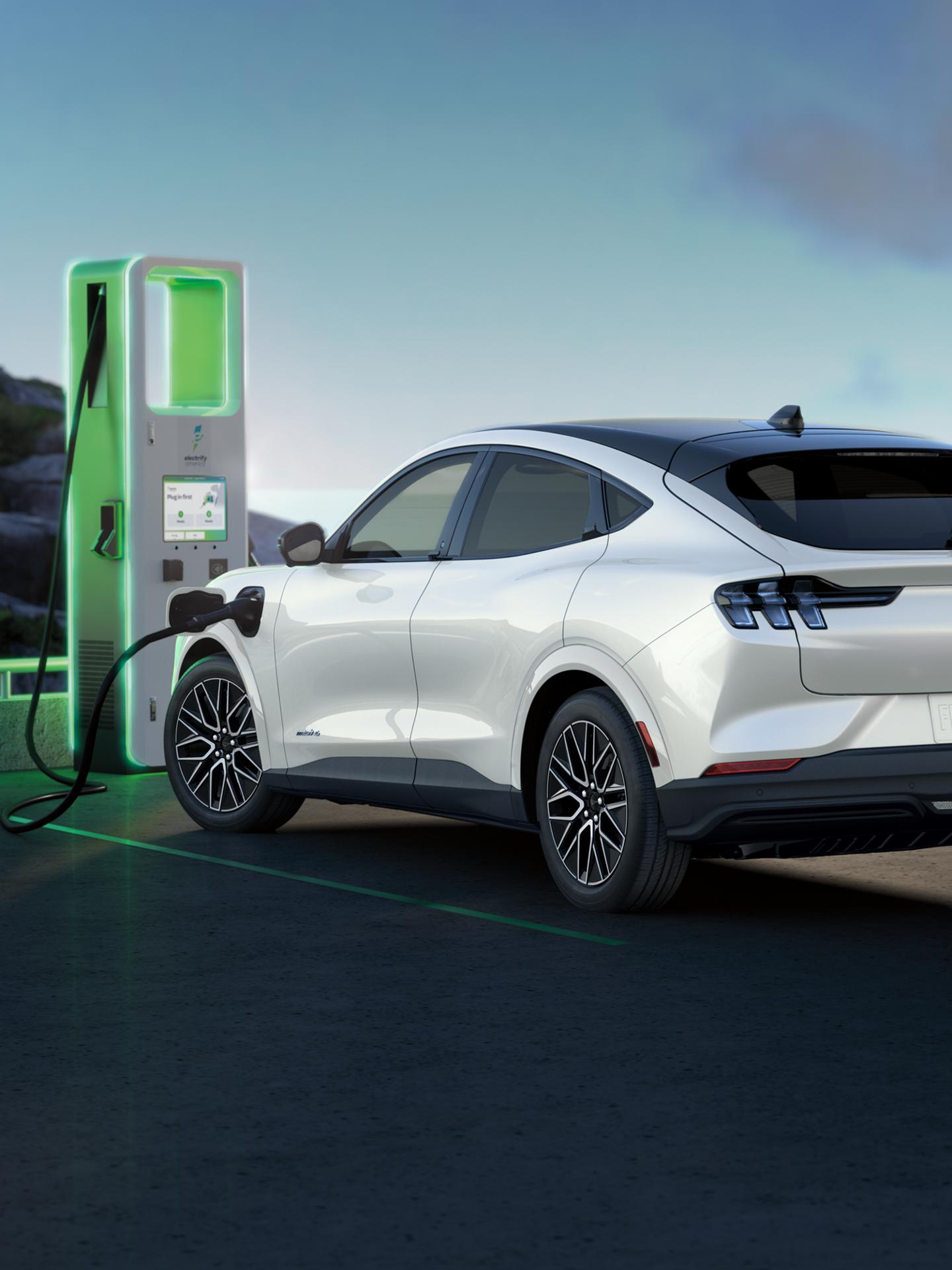 Une Mustang Mach-E branchée à une borne de recharge publique.