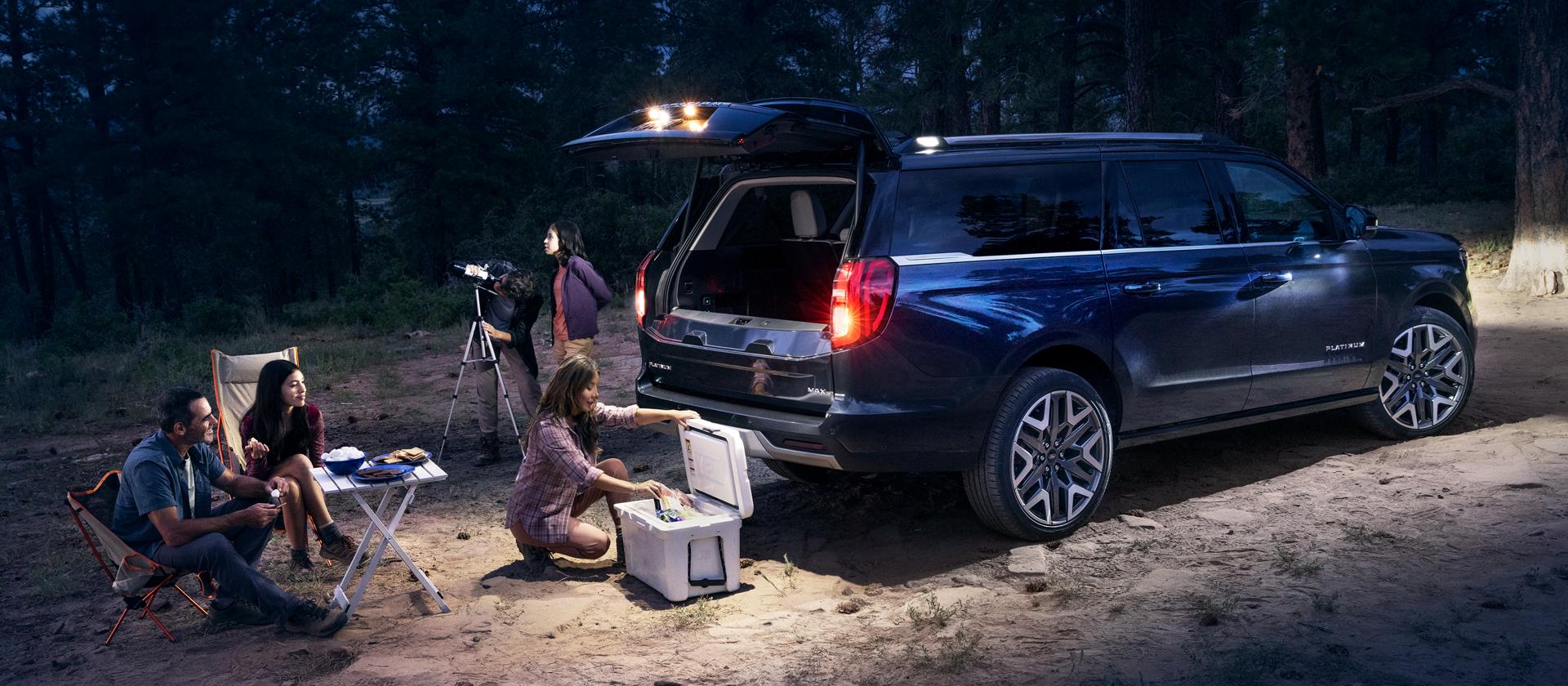 VUS Ford Expedition MAX® Platinum™ 2026 avec éclairage de zone à 360 degrés en option, avec des personnes à proximité