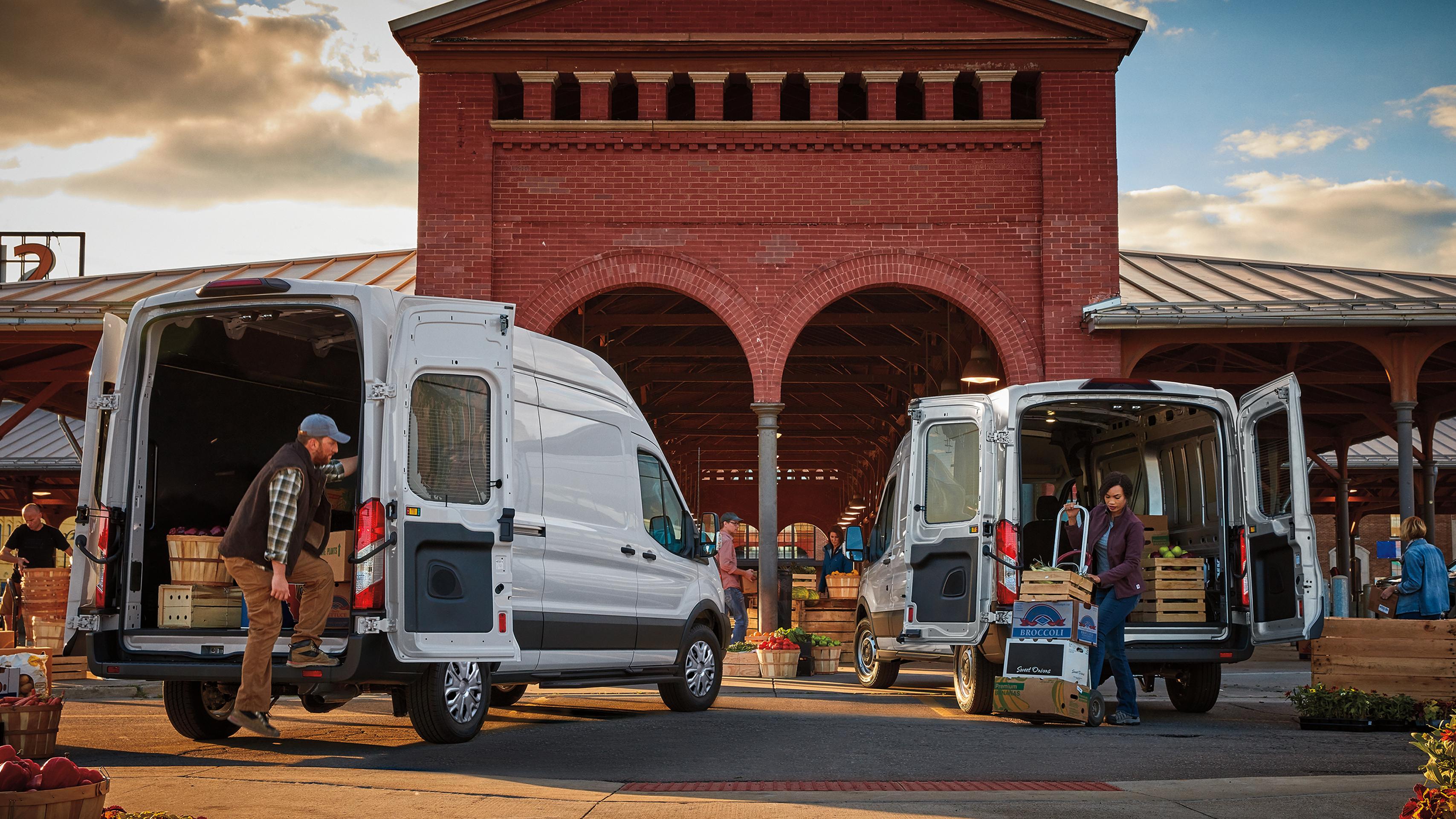 L'intérieur et l'extérieur des fourgonnettes utilitaires et à passagers Ford Transit® 2027