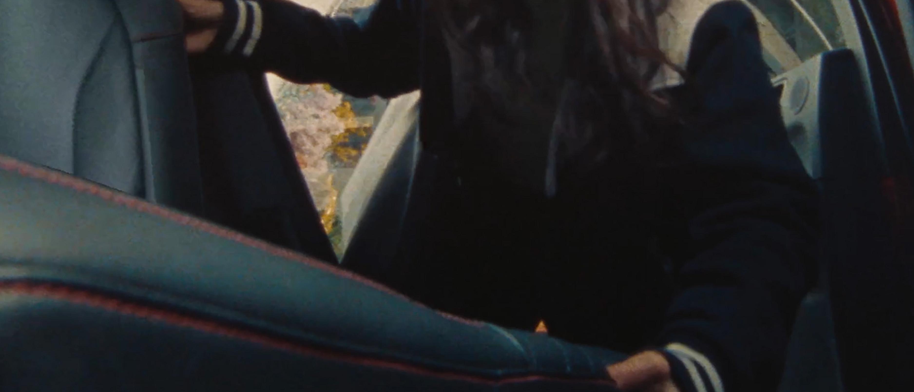 Vidéo d’une femme mettant un faux philodendron dans la deuxième rangée réglable d’un VUS Ford Escape® 2026