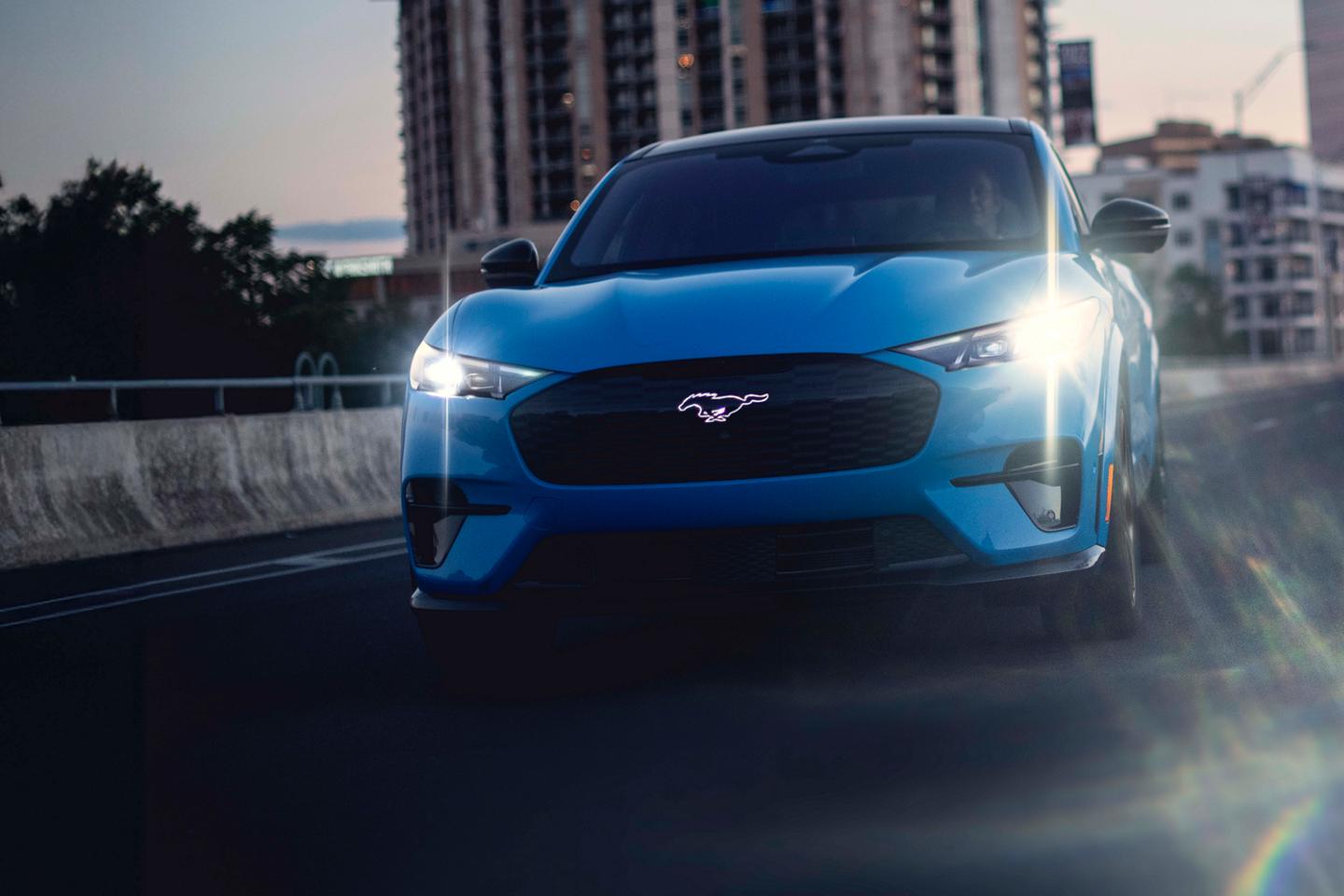 Une Mustang Mach-E sur l’autoroute