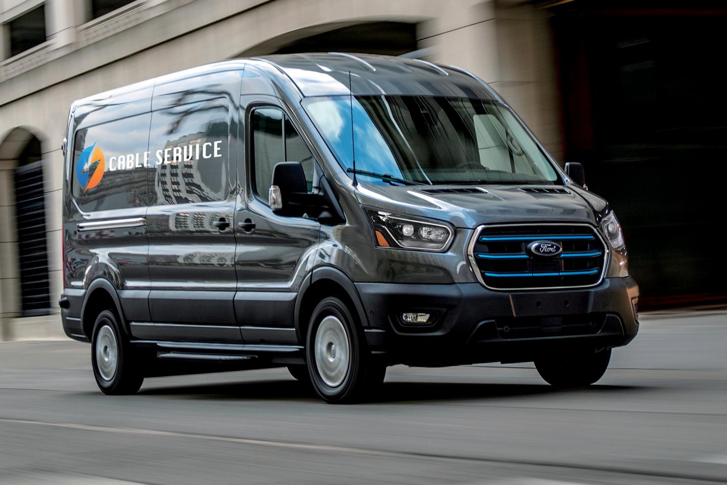 Un E-Transit roule en ville.