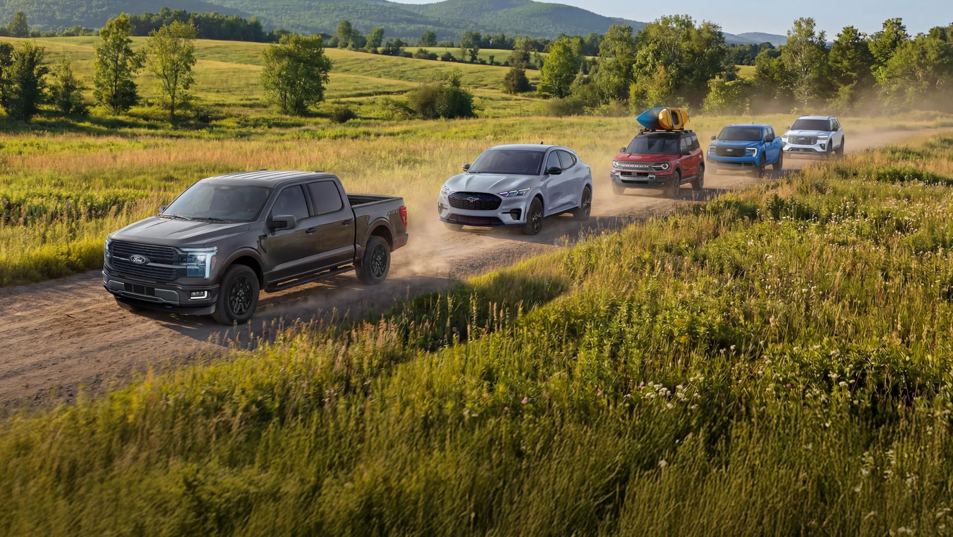 L’événement Plein la vue Ford. Gamme de véhicules Ford. De gauche à droite F-150, Mach-E, Bronco Sport, Maverick, Explorer