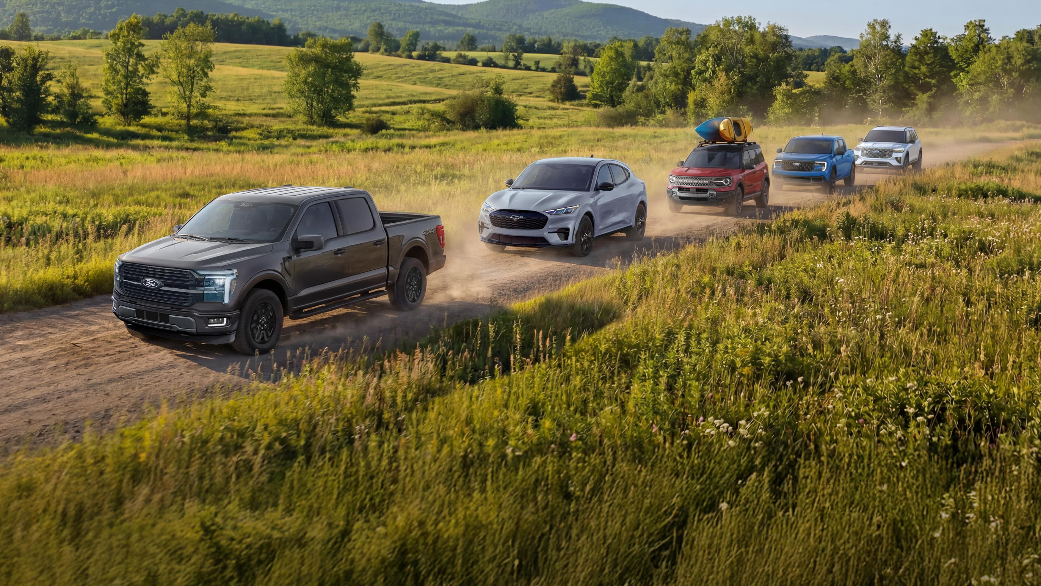 Gamme de véhicules Ford. De gauche à droite F-150®, Mach-E®, Bronco Sport®, Maverick®, Explorer®.