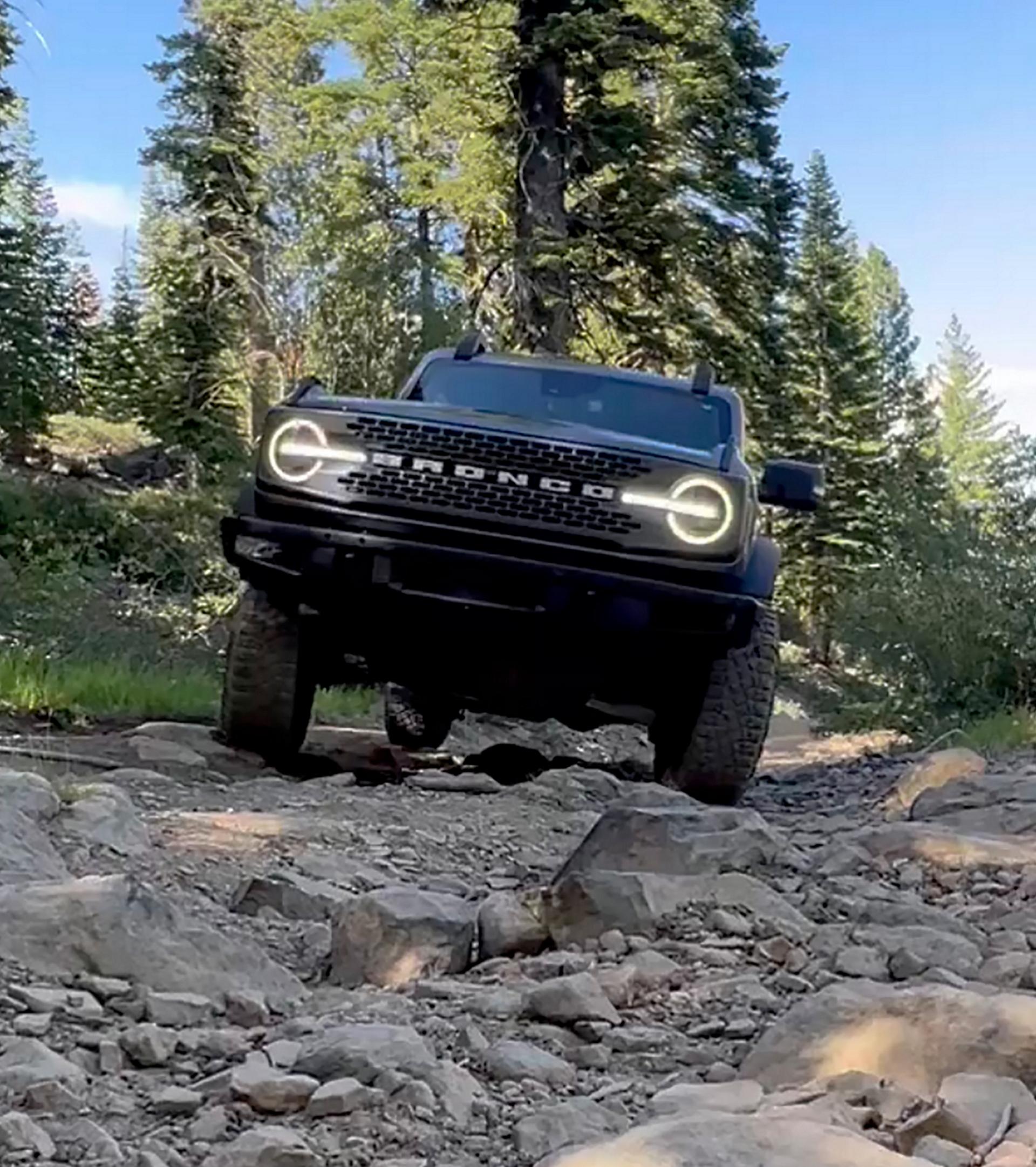 Un VUS Ford Bronco® 2026 roulant sur des rochers et des pierres dans un lit de rivière asséché