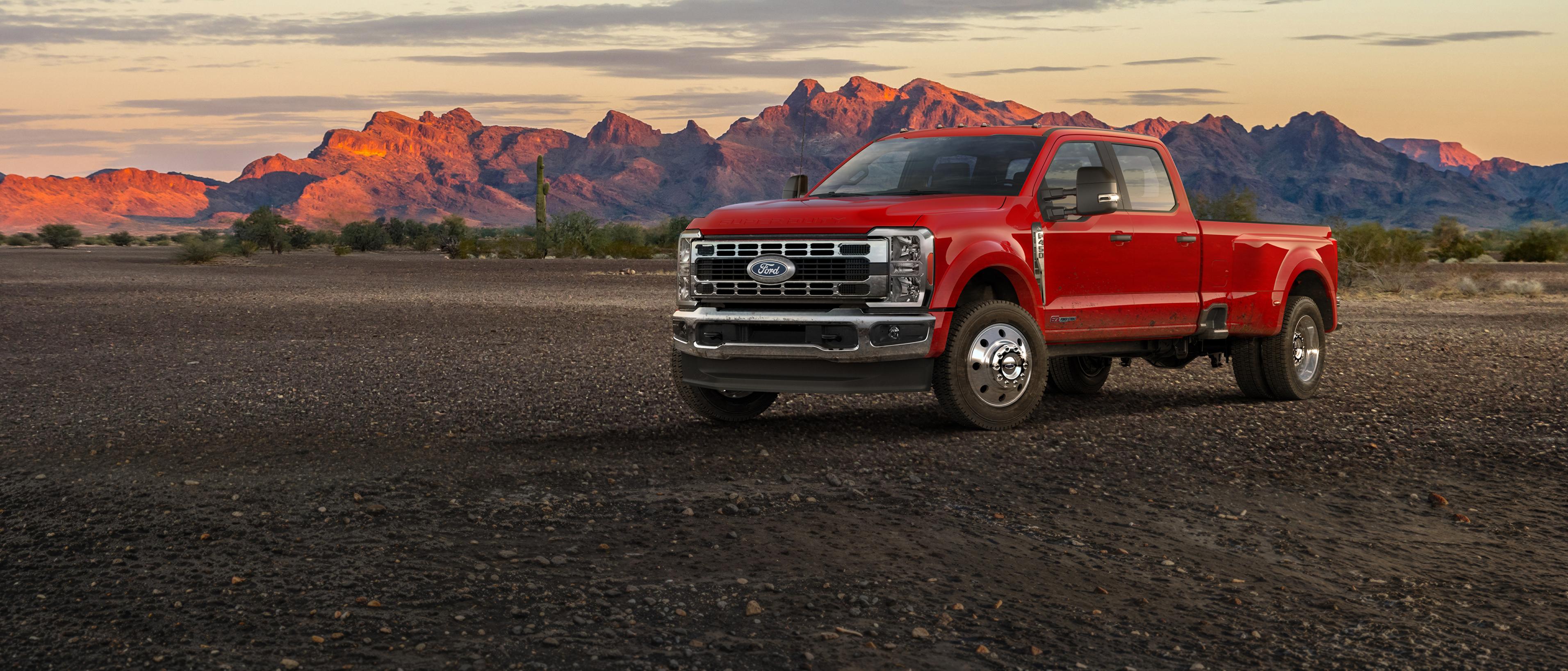 Camion Ford Super Duty® F-450® XLT 2027 stationné sur une route de terre dans les montagnes