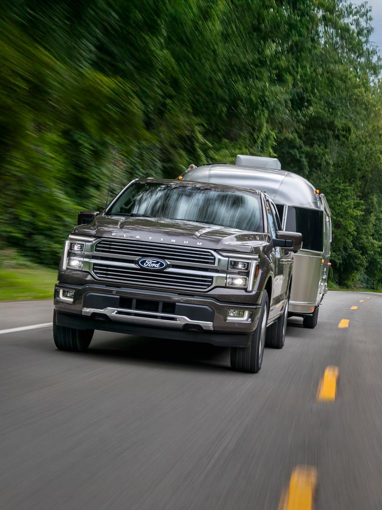 Camion Ford F-150® Platinum® 2025 gris marais tractant une caravane