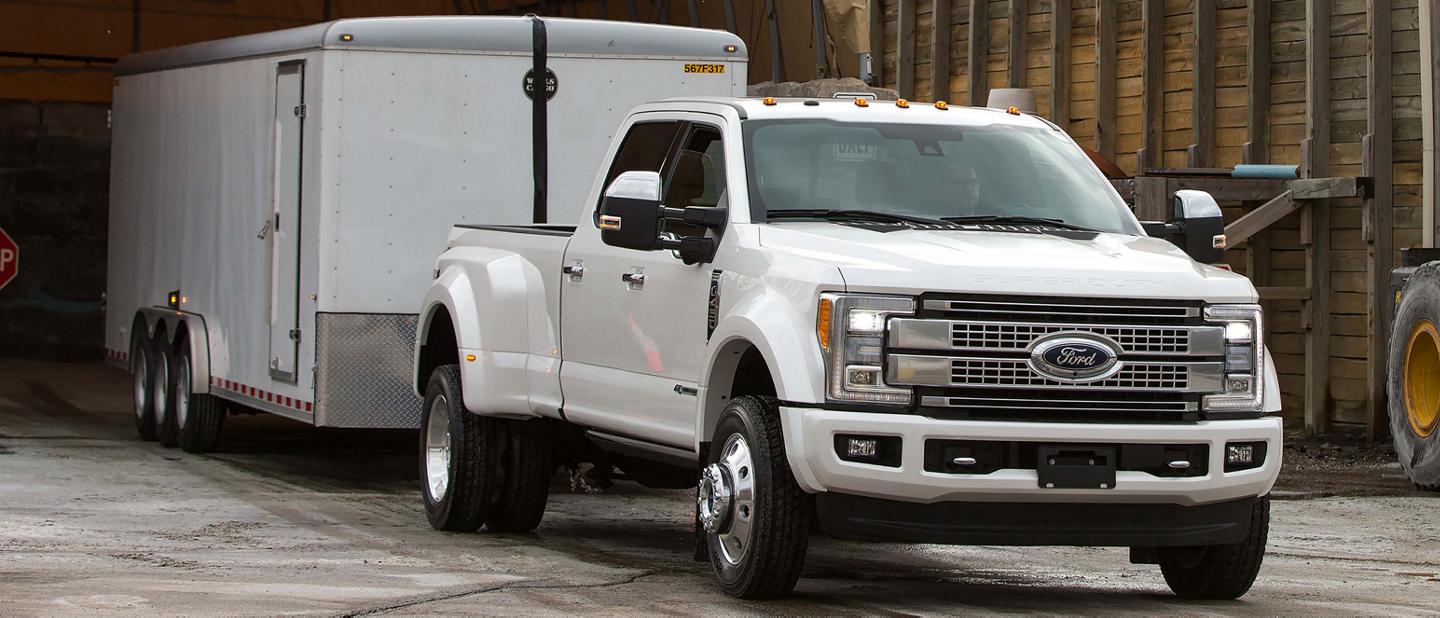 Un camion Super Duty 2016 auquel est fixée une remorque.