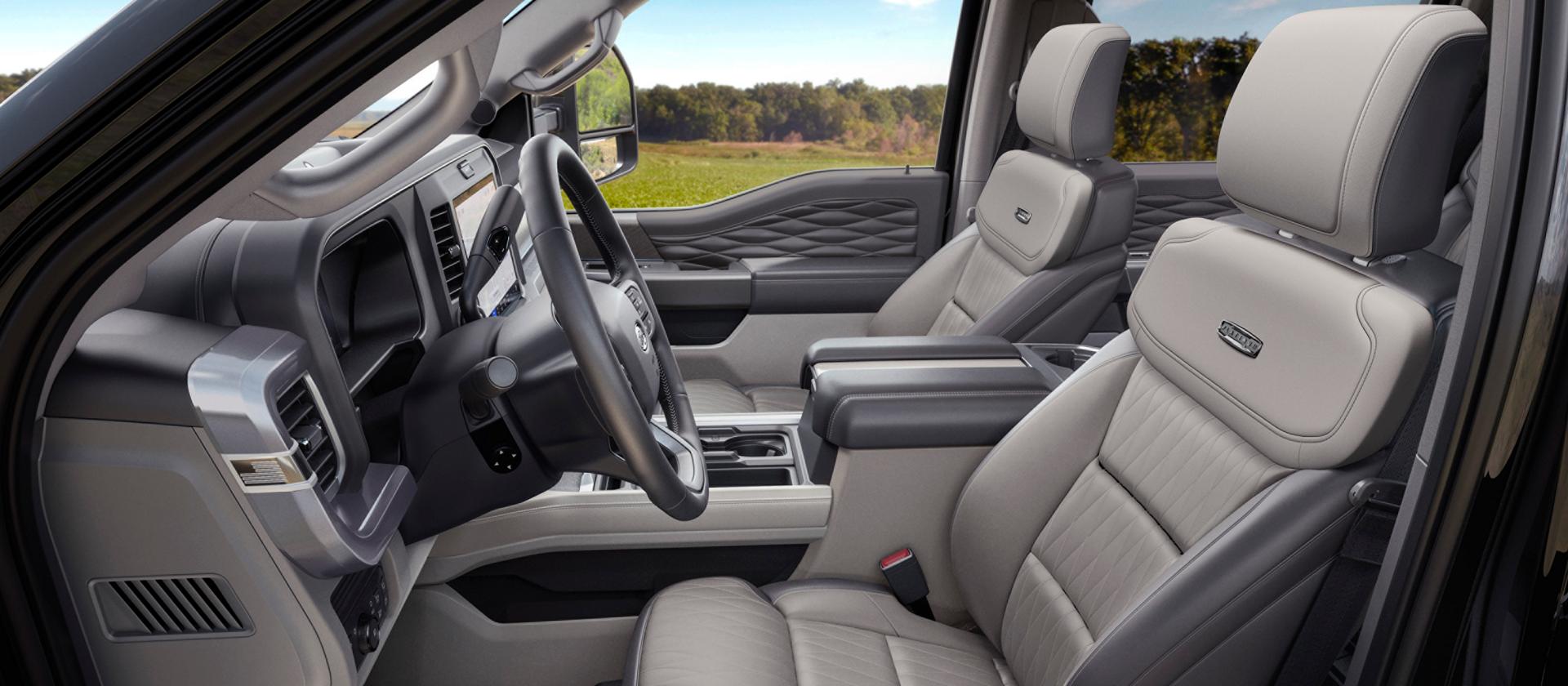 Vue latérale de l’intérieur du Ford Super Duty® Platinum® Plus 2027