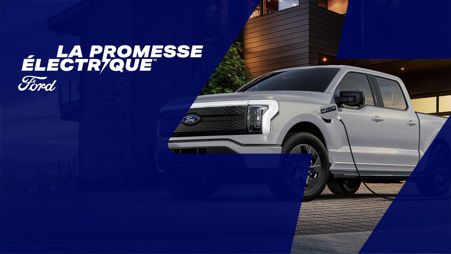 La promesse électrique Ford. Un Ford F-150 Lightning de couleur grise se rechargeant à l'extérieur d'une maison