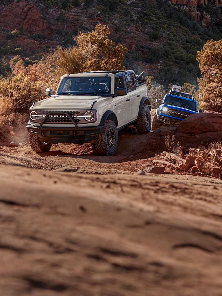 Deux VUS Ford Bronco® 2026 en train de sortir d’un sentier de canyon