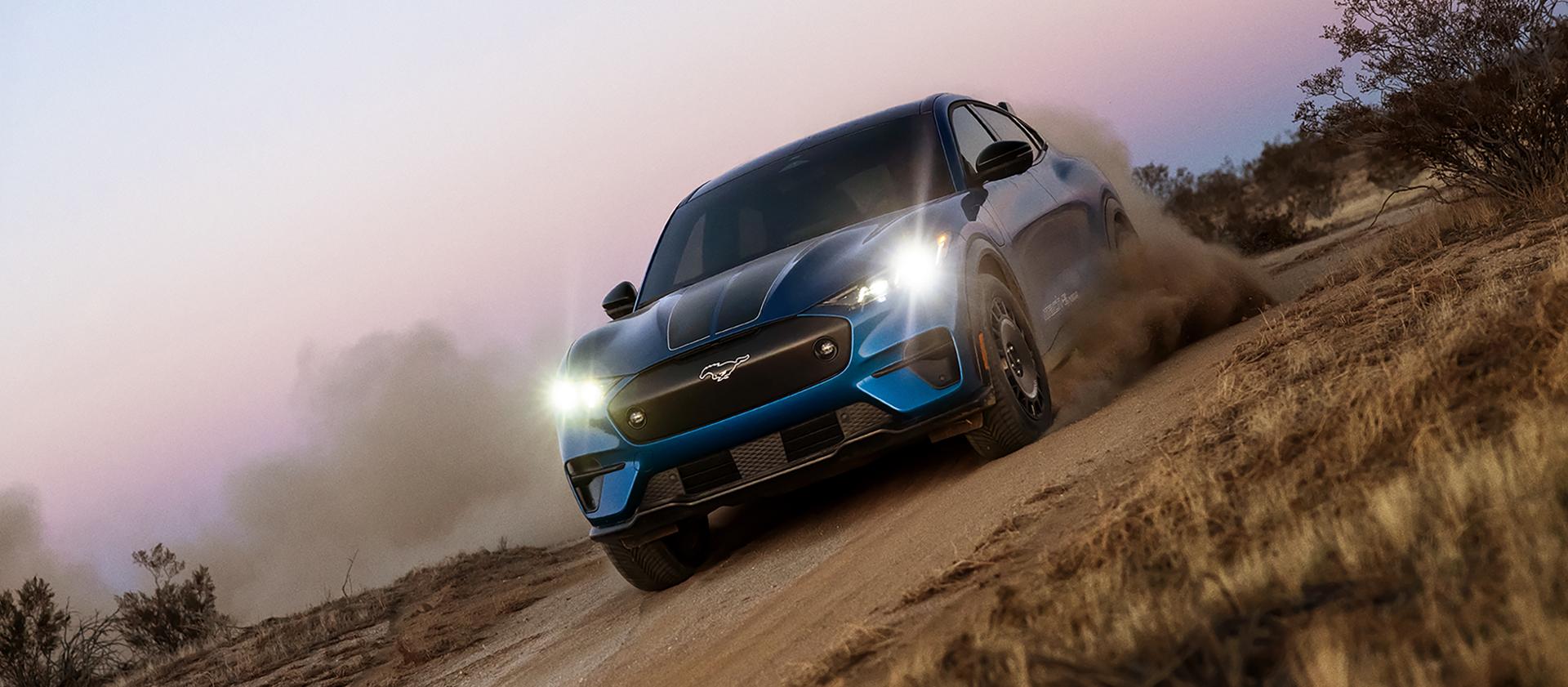 Un modèle Ford Mustang Mach-E® Rally 2026 des États-Unis en train de rouler sur une piste