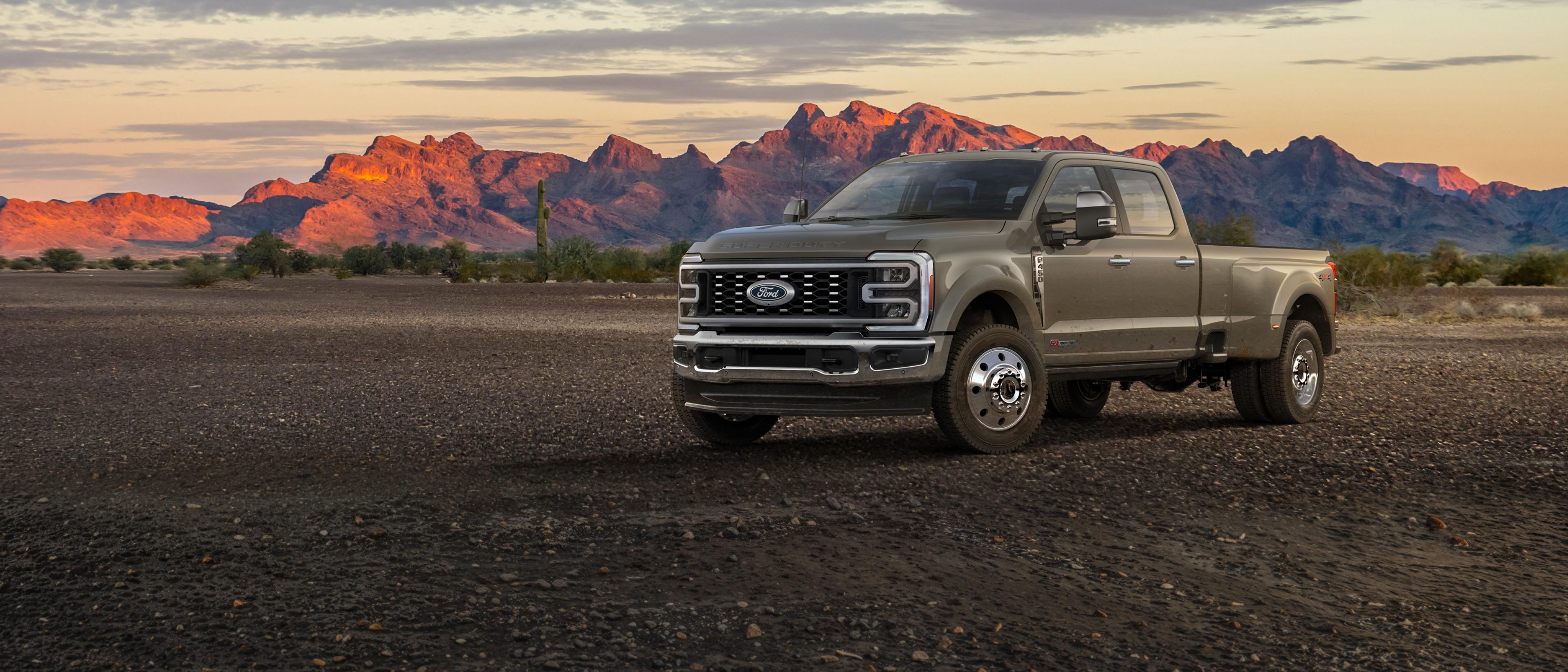 Camion Ford Super Duty® F-450® King Ranch® 2027 stationné sur une route de terre dans les montagnes
