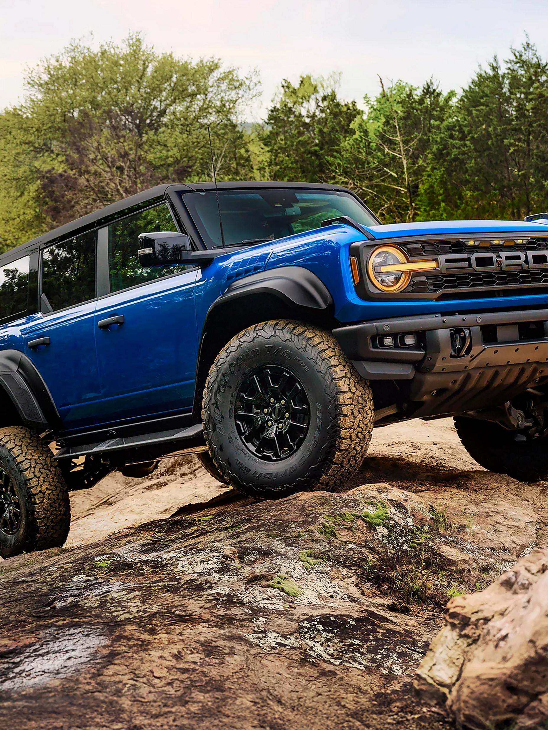 Un VUS Ford Bronco® Raptor® 2026 avec l’ensemble décor Raptor Black disponible, garé dans un paysage boueux.