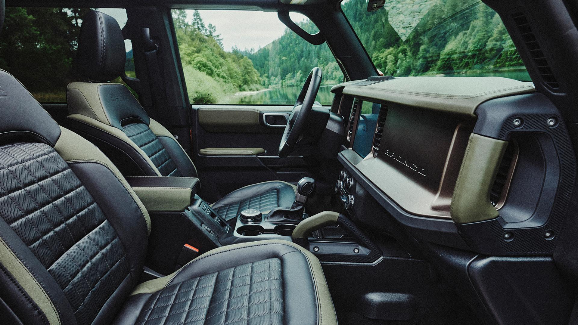 Les sièges avant et le tableau de bord à l'intérieur d'un VUS Ford Bronco® Filson 2027