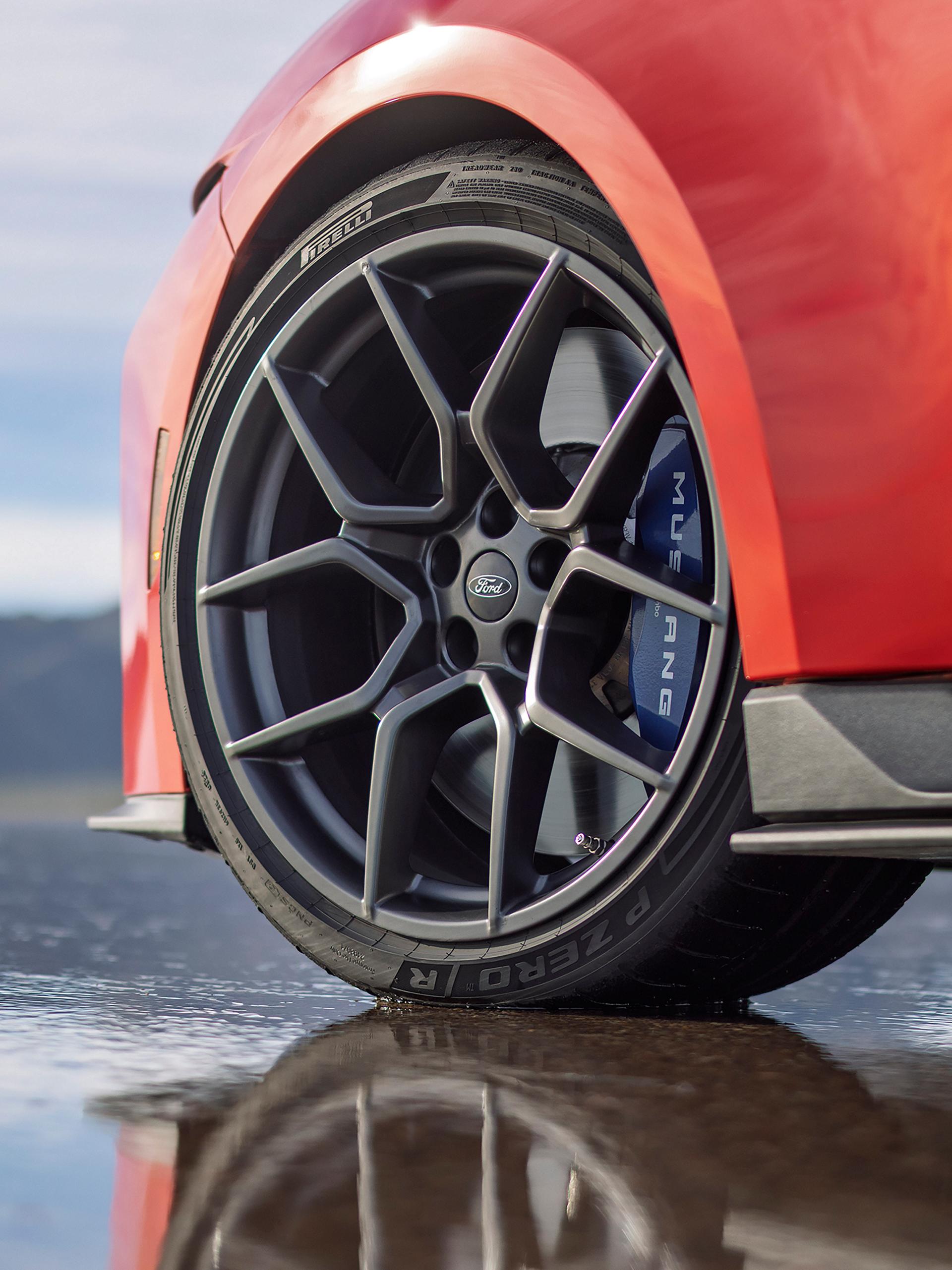 Modèle Ford Mustang Dark Horse® SC 2026 conduit sur un circuit fermé