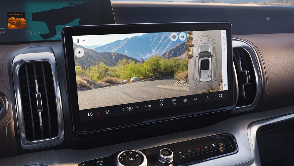 Écran de 13,2 po dans la console centrale du VUS Ford Expedition® 2027 affichant le système de caméra à 360 degrés