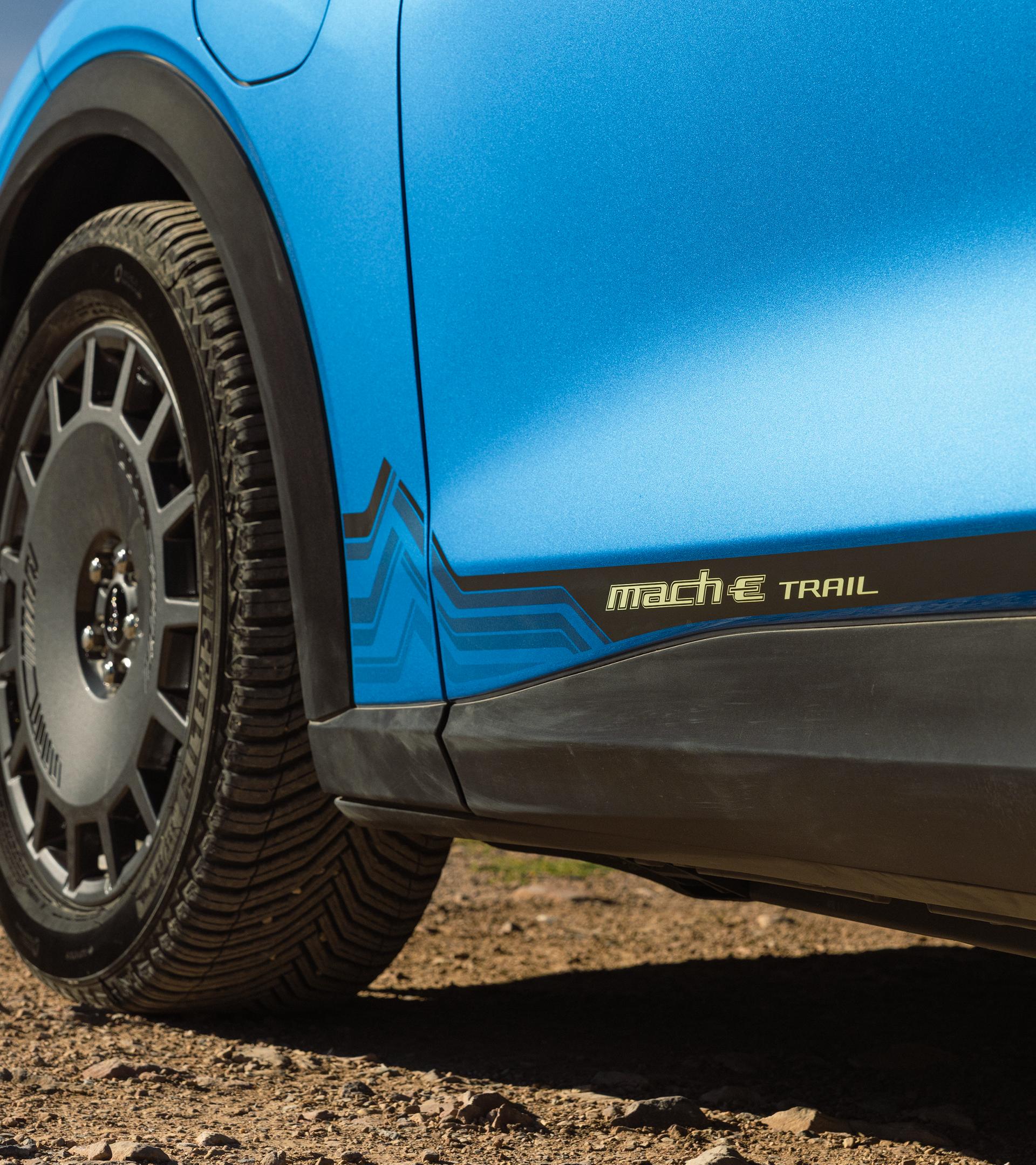 Gros plan sur les jantes de 19 pouces couleur gris carbonisé foncé très brillantes et les pneus toutes saisons haute performance Michelin CrossClimate2 équipant la Mustang Mach-E® 2027 avec l'ensemble sentier en option