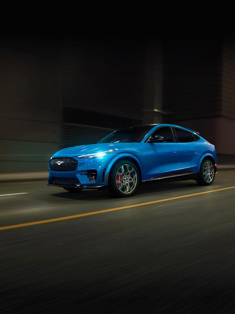 Modèle Mustang Mach-E® GT 2026 circulant sur une route