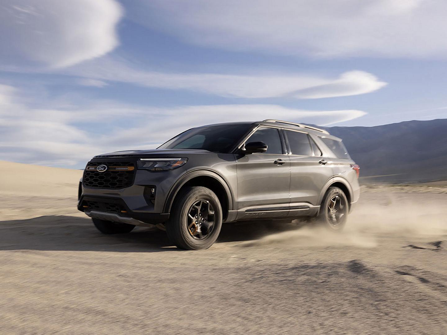 VUS Ford Explorer® 2027 soulevant un nuage de poussière sur un salar.  