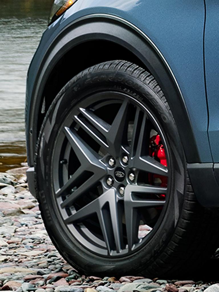 La roue avant et les étriers de frein peints en rouge sur un modèle Ford Explorer® ST-Line avec Ensemble urbain 2026 en option