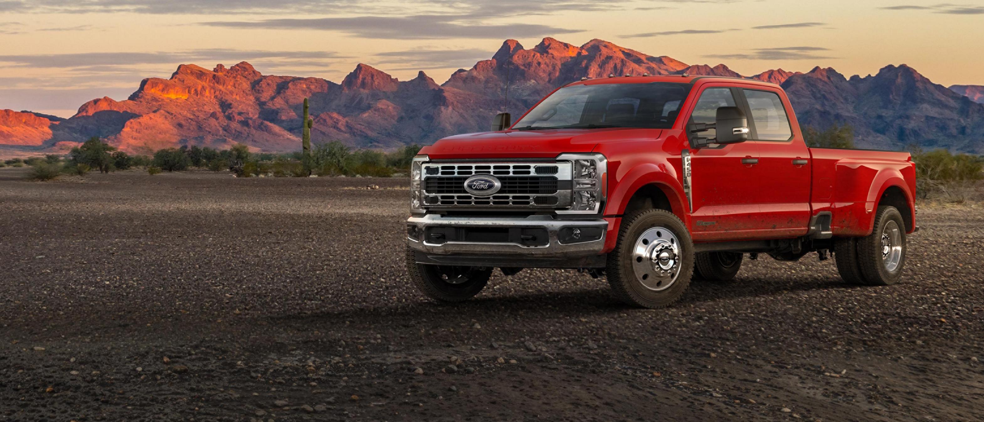 Camion Ford Super Duty® F-450® XLT 2026 stationné sur une route de terre dans les montagnes