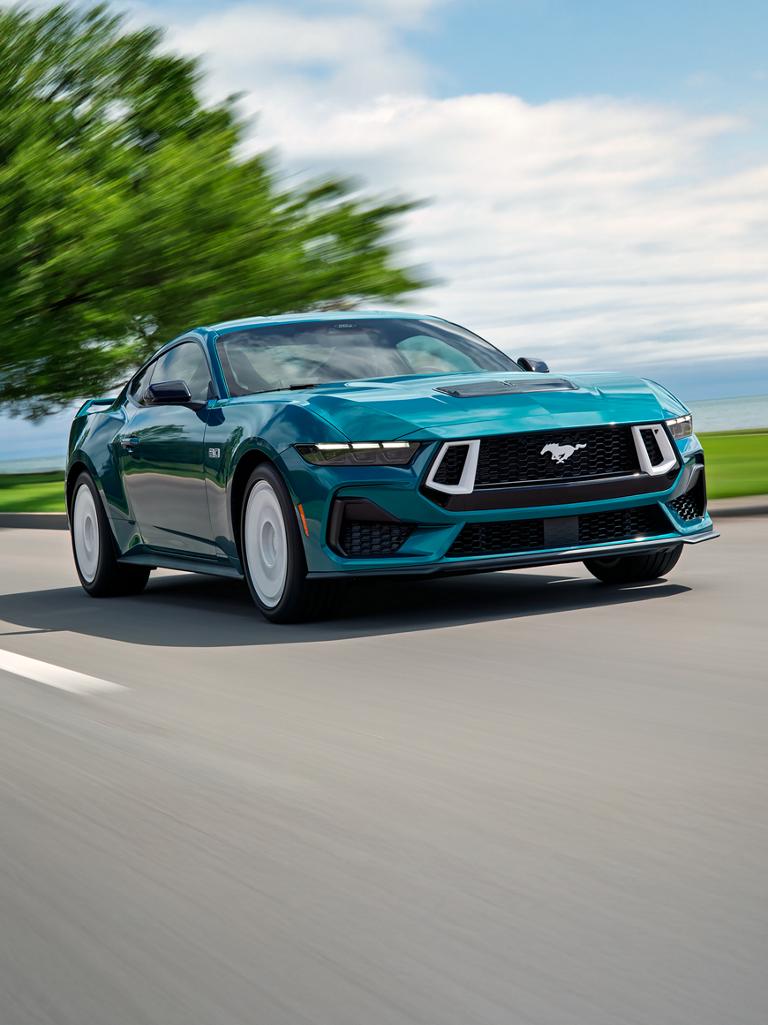 Une Ford Mustang® GT Premium 2026 avec l’ensemble FX en option circulant près d’un lac