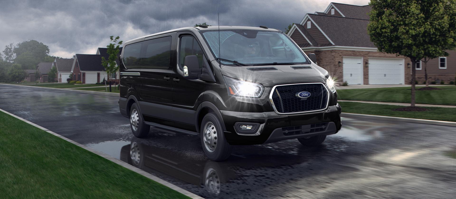 Une fourgonnette Ford Transit® 2026 circulant dans un quartier résidentiel