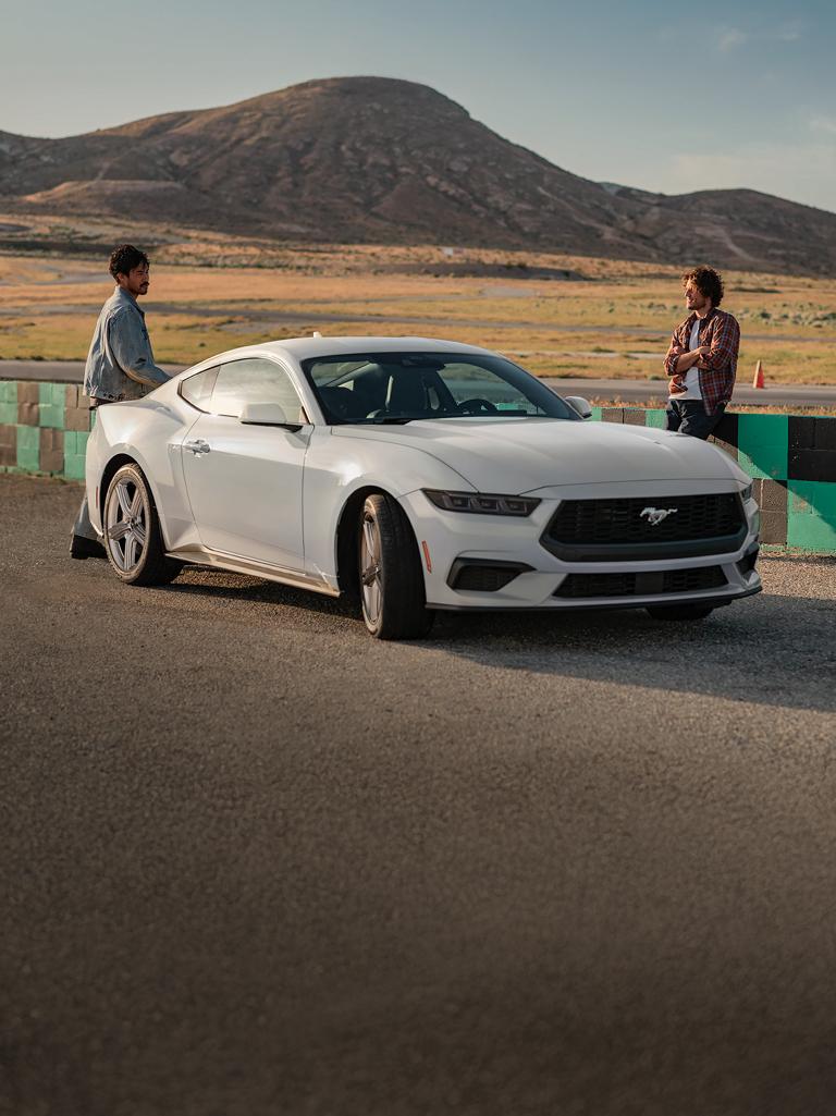Ford Mustang® EcoBoost® Coupé 2026 stationnée sur une piste de course près de gens