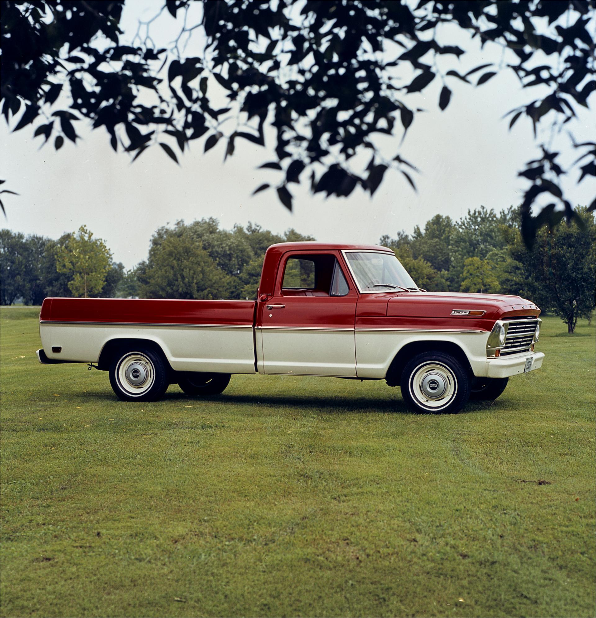 Un Ford F-150 de 1968 garé dans un champ. 