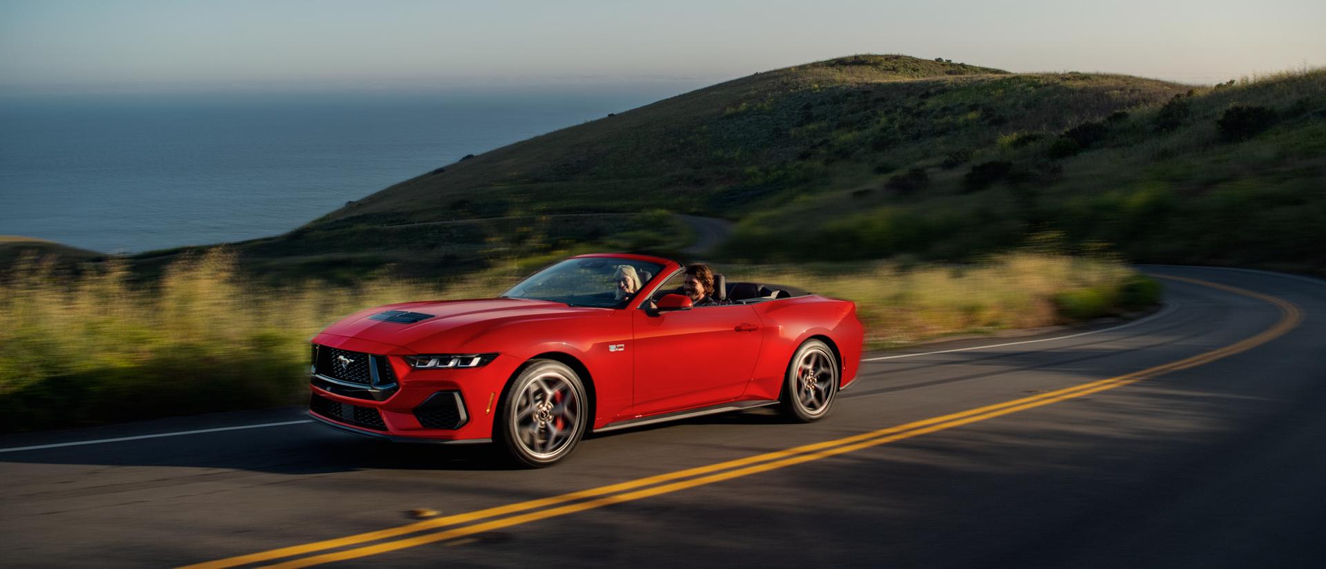 Ford Mustang® décapotable 2025 circulant sur une colline