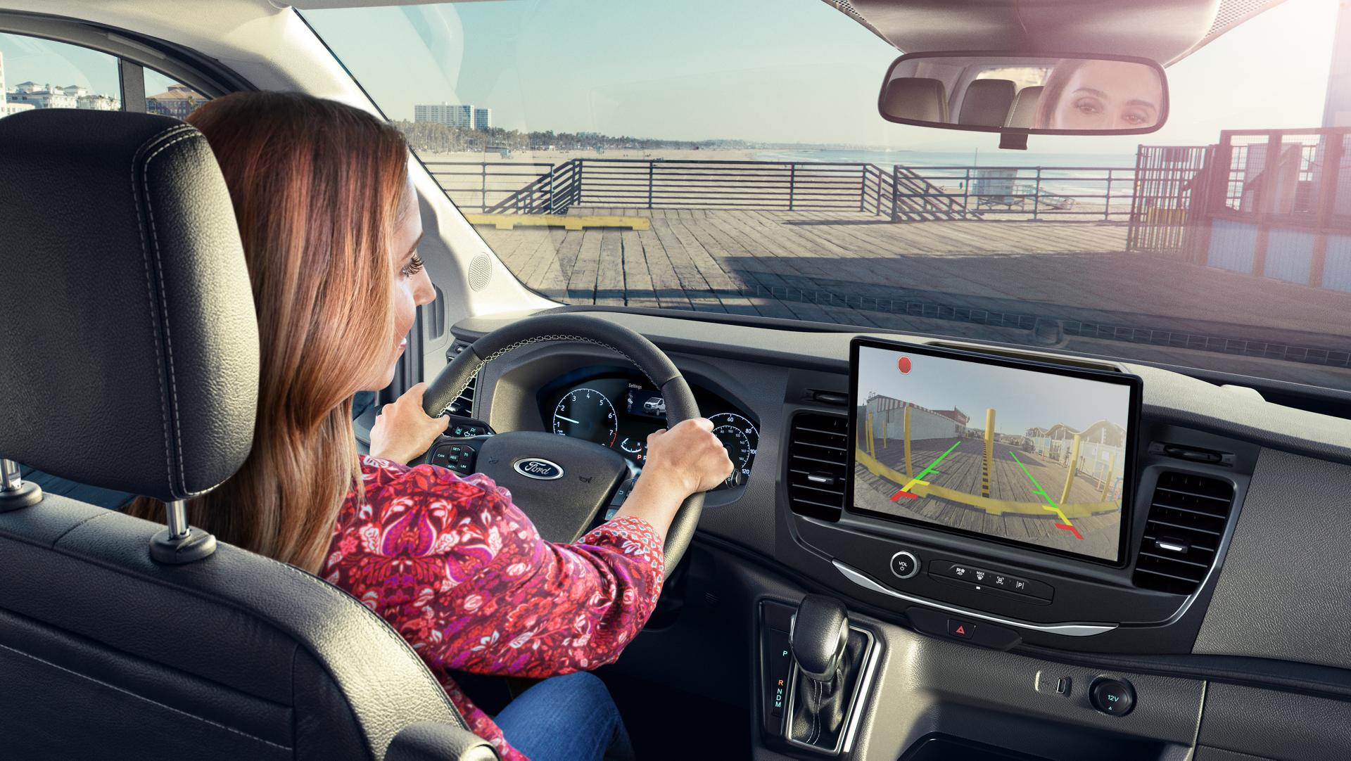 Une personne utilisant la caméra de recul dans la fourgonnette Ford Transit® 2025