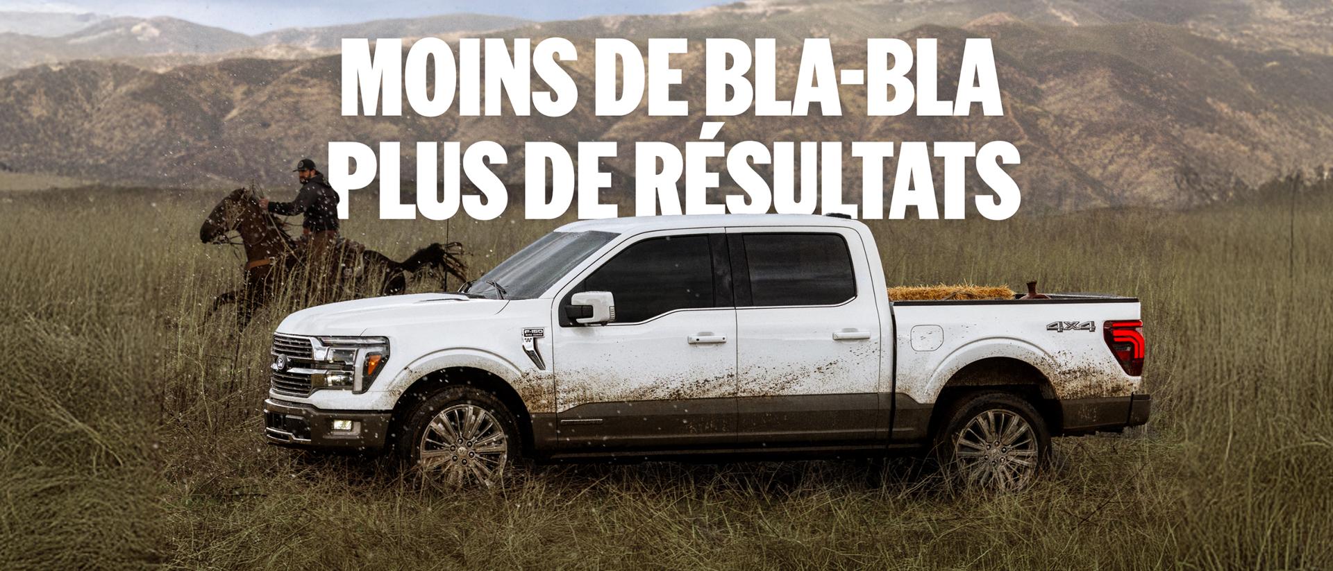 Moins de bla-bla, plus de résultats. Profil latéral d'un Ford F-150 blanc roulant dans un champ à côté d'un cavalier, avec une chaîne de montagnes en arrière-plan.