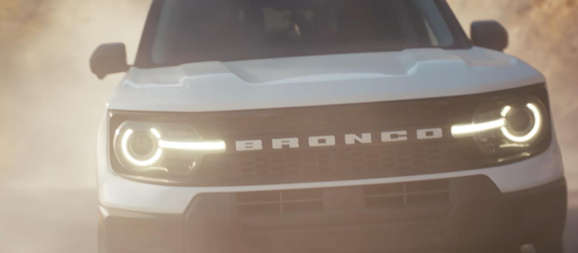 L’avant d’un VUS Ford Bronco Sport® 2026 roulant sur une route poussiéreuse