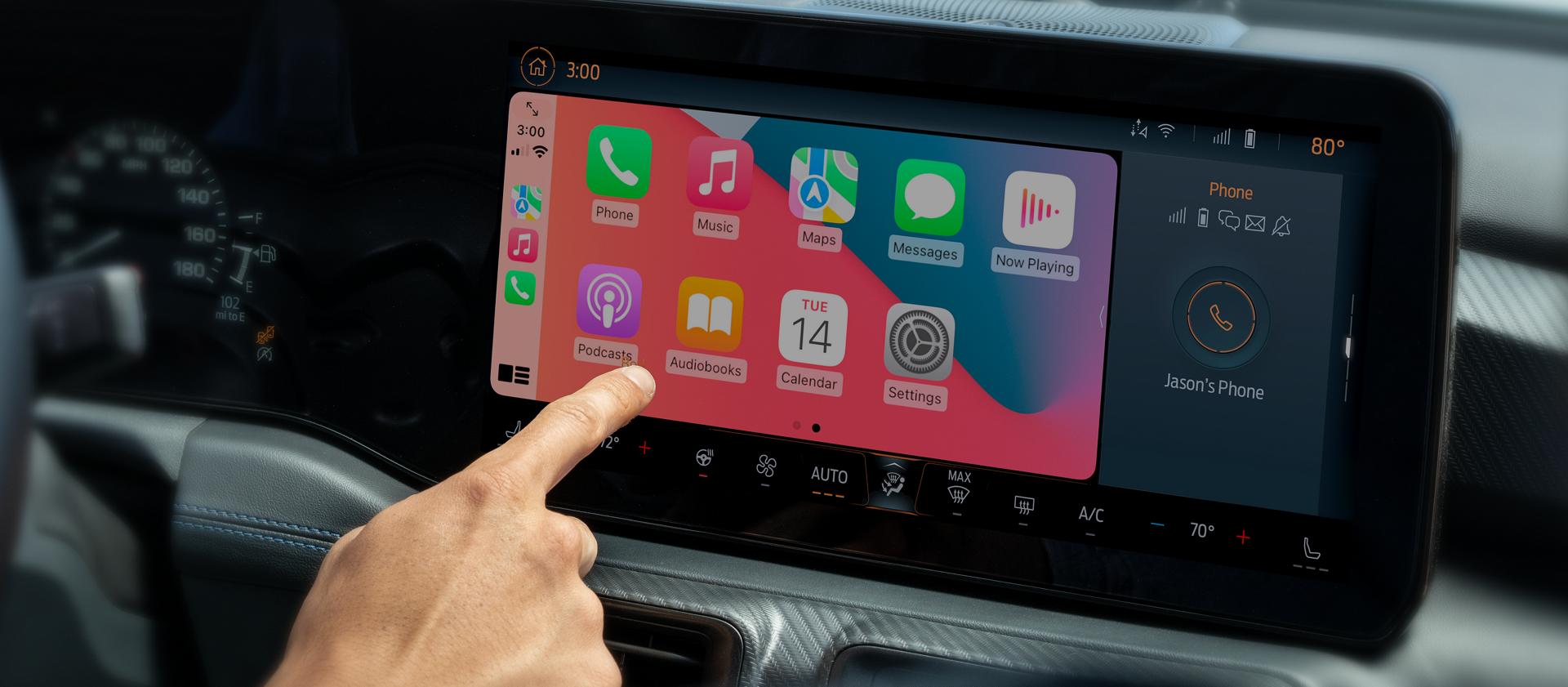 Vue intérieure d’un conducteur utilisant l’écran tactile central de 13,2 po dans une Ford Mustang® 2025