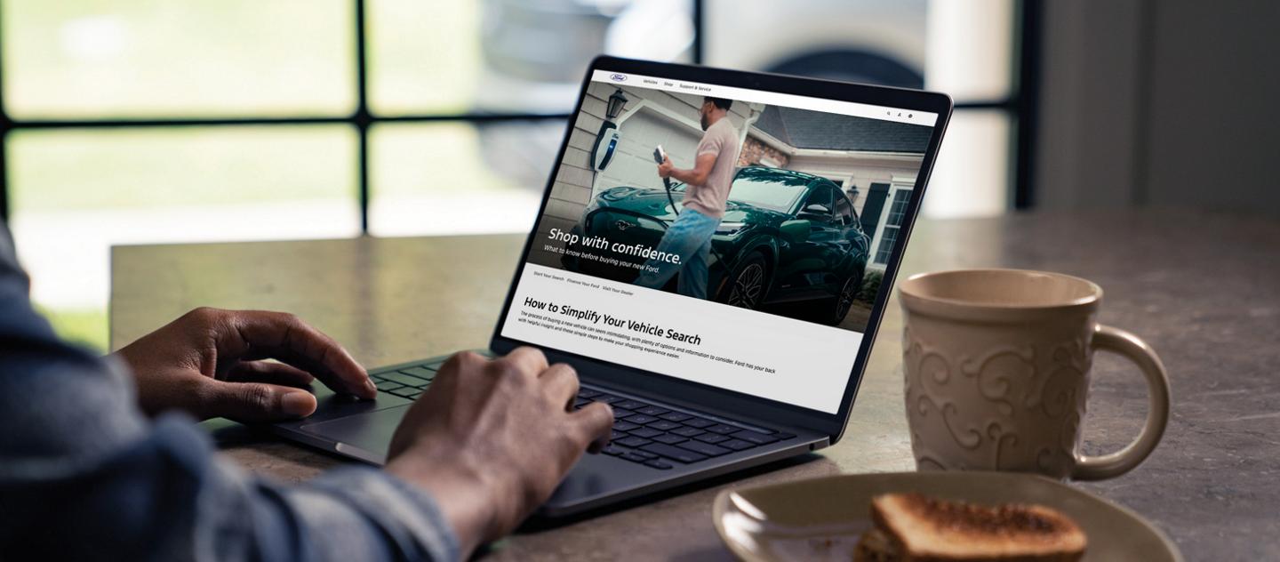 Personne consultant la page Magasin sur un ordinateur portable.