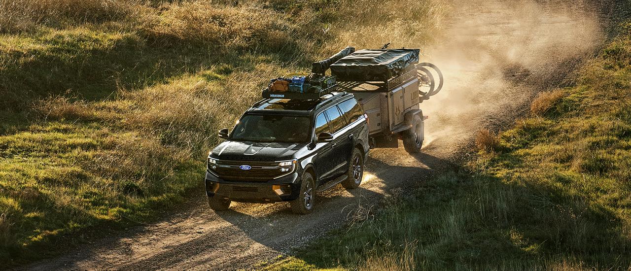 Modèle Ford Expedition® Tremor® 2027 circulant dans le désert et tirant une remorque