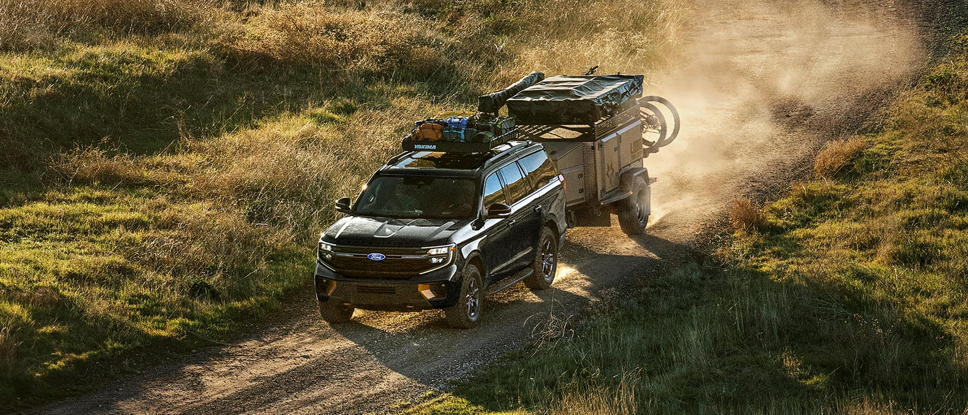VUS Ford Expedition® Tremor® 2027 illustré avec équipement en option et accessoires Ford en option en train de tracter une remorque
