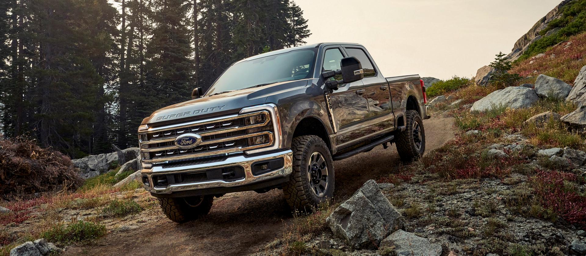 Ford Super Duty® F-250® 2026 avec ensemble tout-terrain Tremor® stationné sur un flanc de montagne rocheux