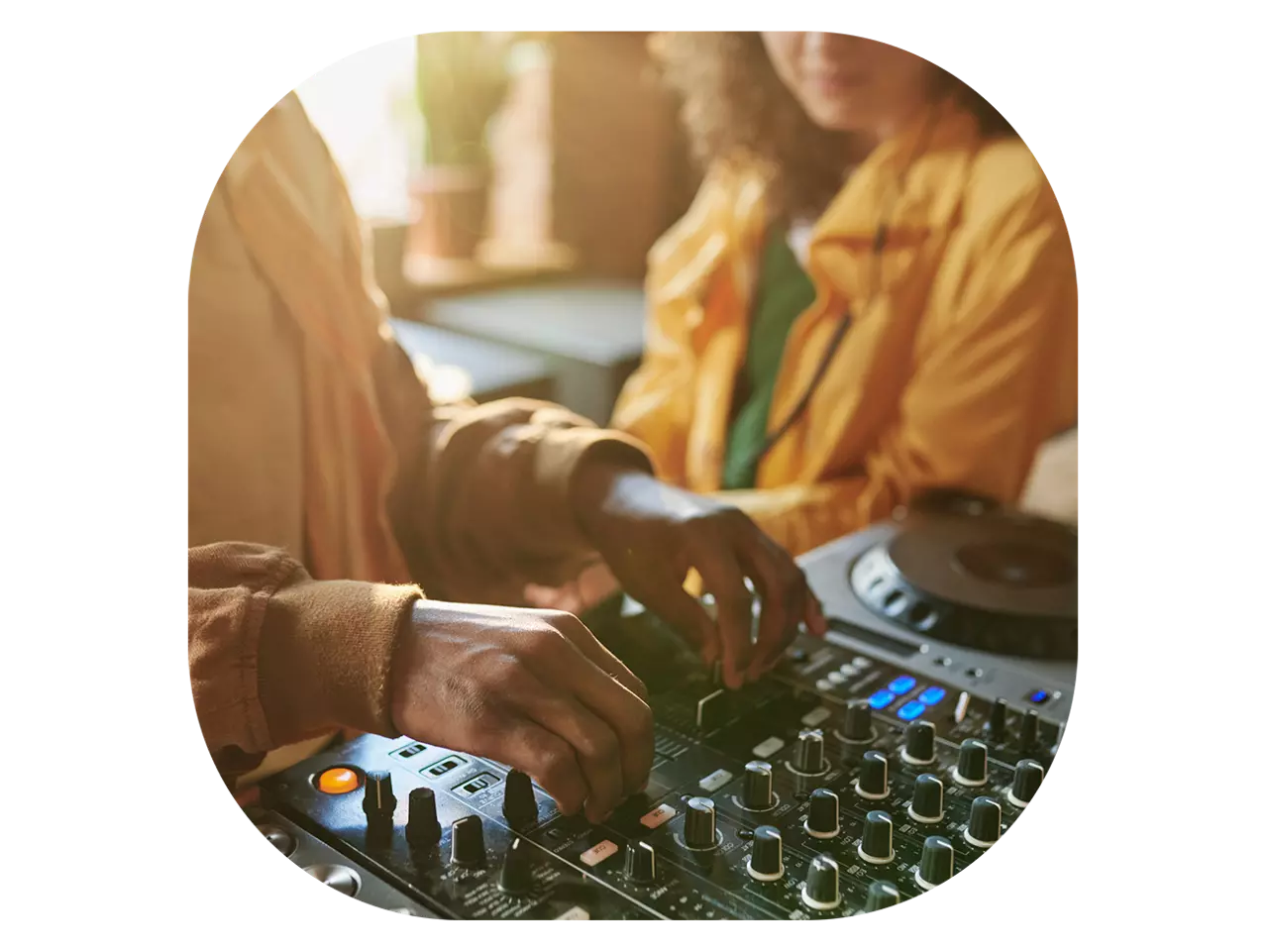 Deux personnes aux platines
