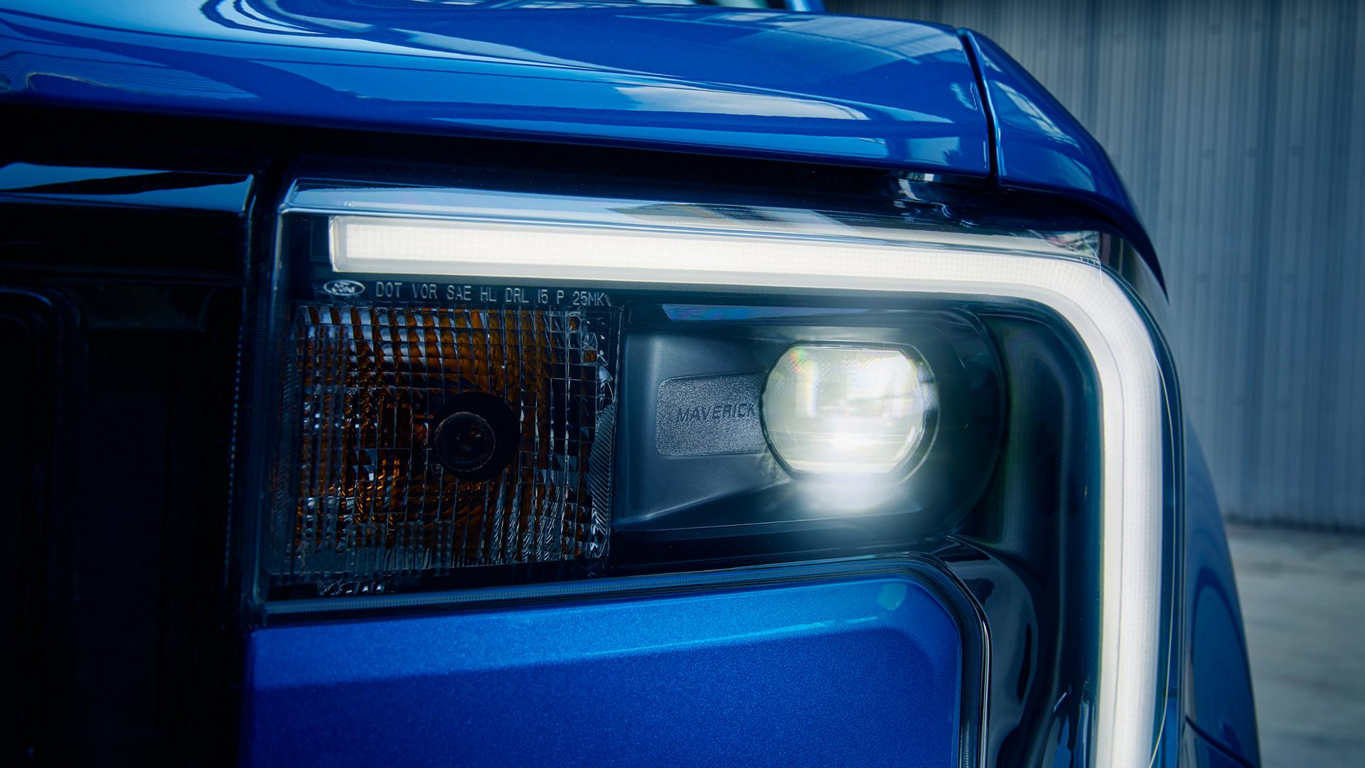 Gros plan sur l’ensemble de phares d’un camion Ford Maverick® Lobo™.