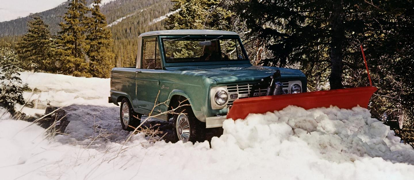 Bronco Sport utilitaire des années 1960 avec chasse-neige.