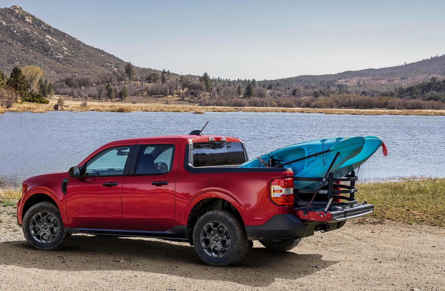 Ford Maverick® Lariat® 2026 garé près d’un lac avec deux kayaks dans la caisse.