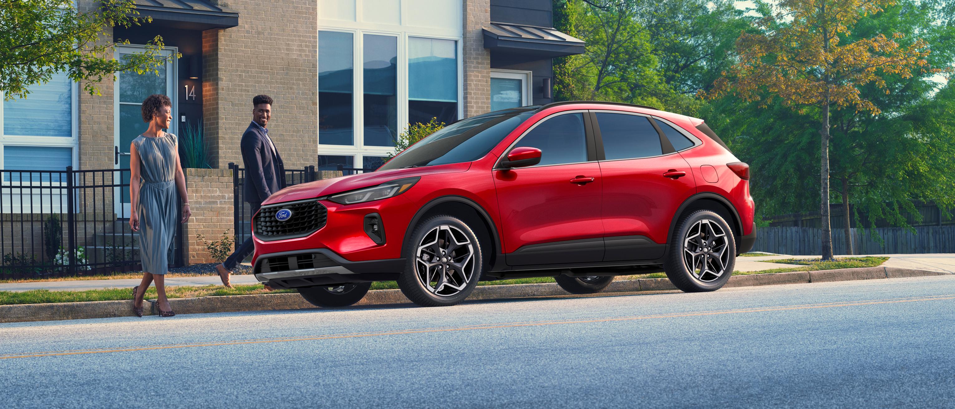 Couple marchant vers un VUS Ford Escape® 2026 rouge rapide