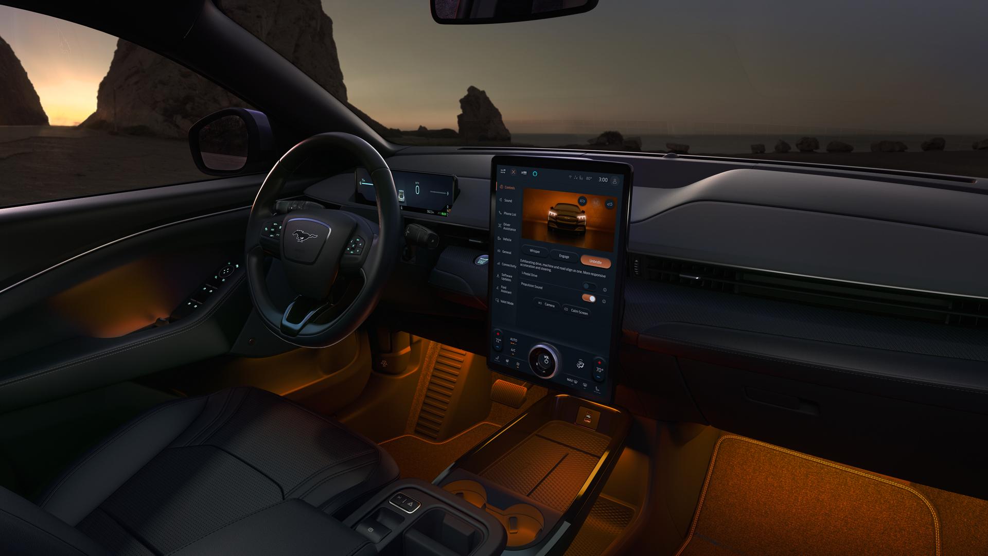 Intérieur de la Ford Mustang Mach-E® 2025 avec éclairage ambiant