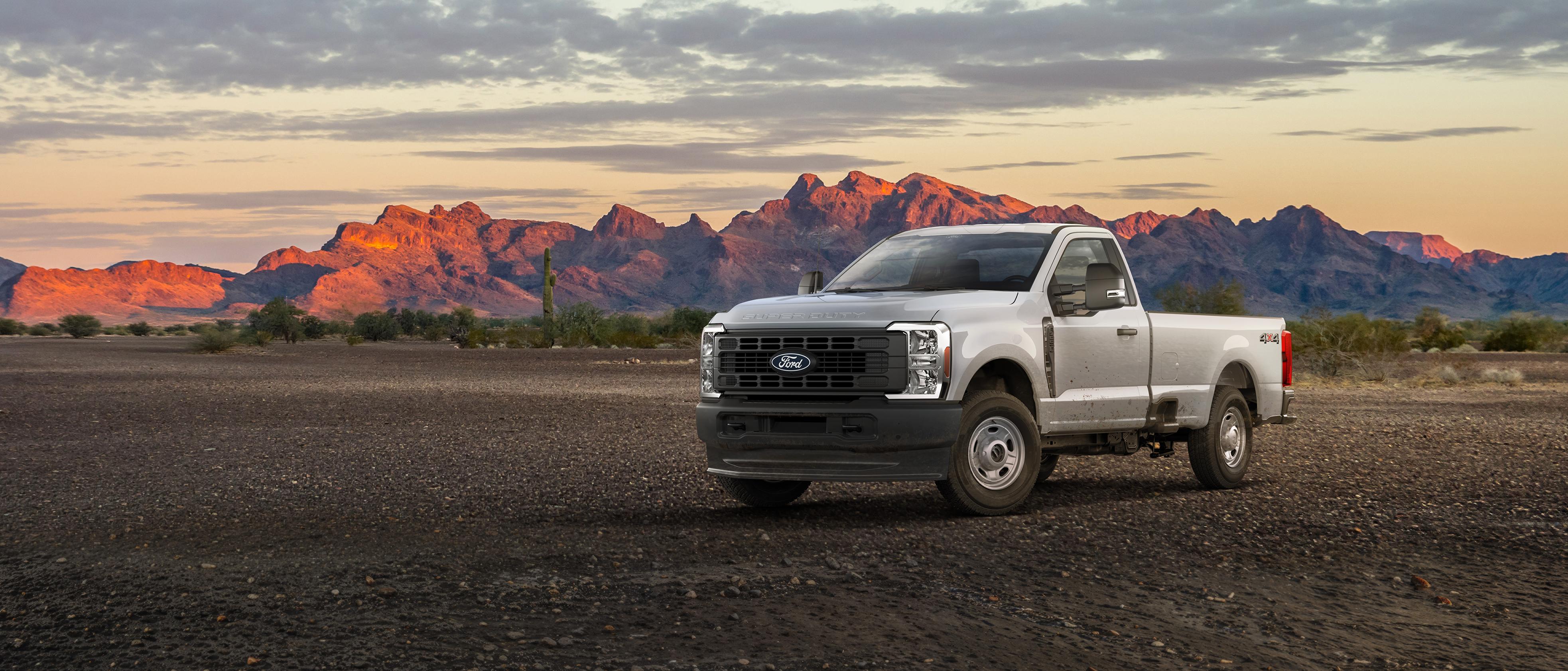 Camion Ford Super Duty® F-250® XL 2027 stationné sur une route de terre dans les montagnes