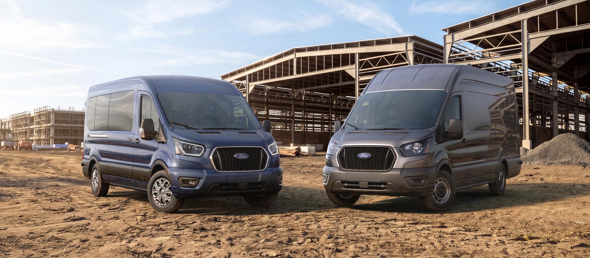 Deux fourgonnettes Ford Transit® 2027, un modèle pour passagers bleu et un modèle utilitaire gris, sur un chantier de construction